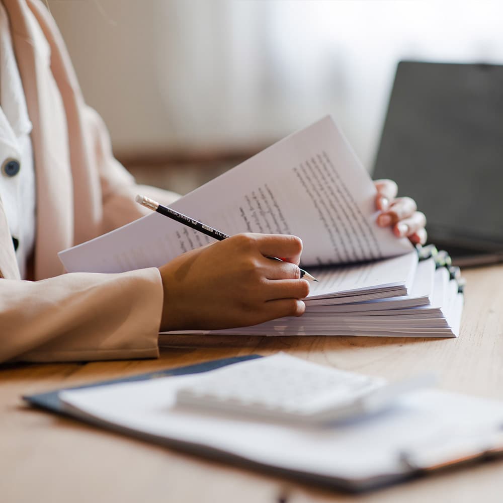 Expert <span style="color:hsl(47, 100%, 50%);"><strong> Legal Teams</strong>